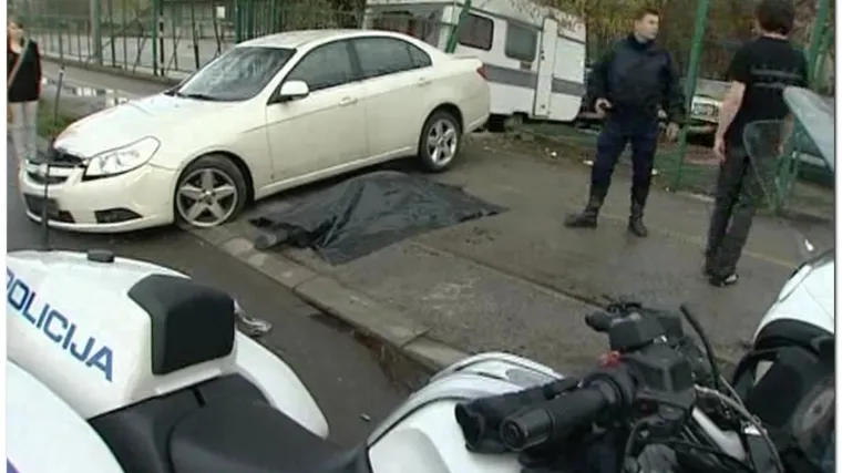 Dva pješaka poginula u naletu automobila