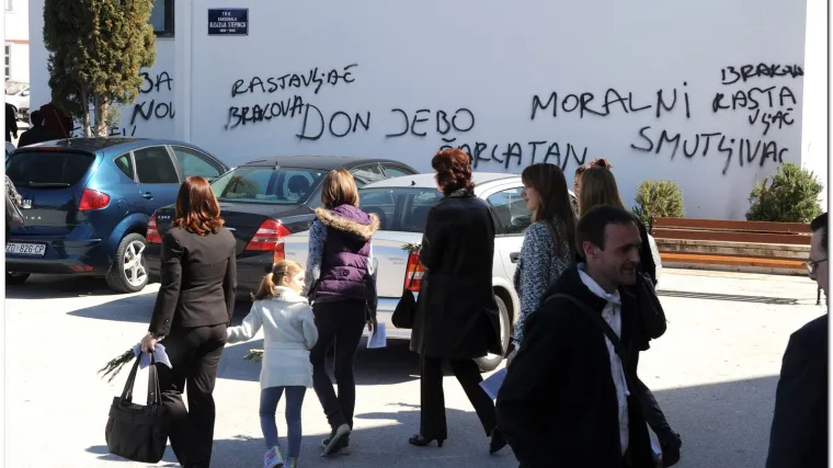 Uvredljive poruke zadarskom župniku