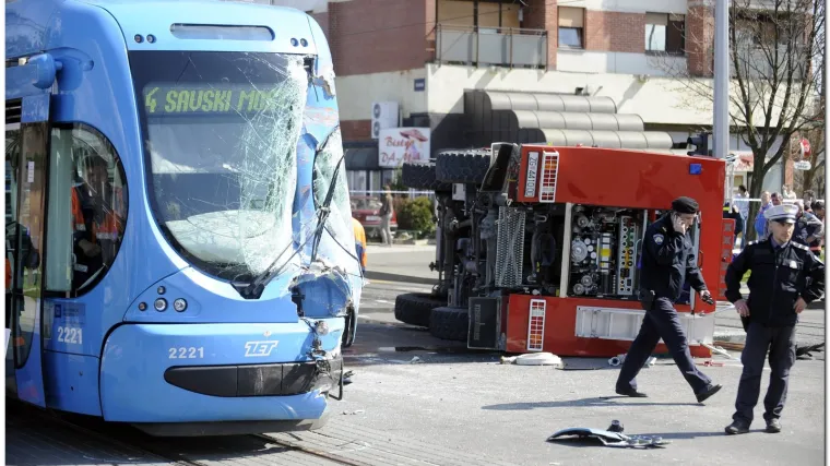 Sudar tramvaja i vatrogasaca