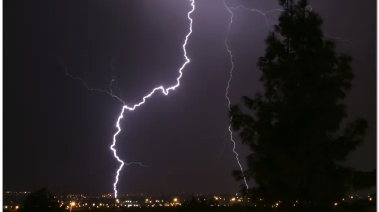 Avion Croatia Airlinesa udario grom