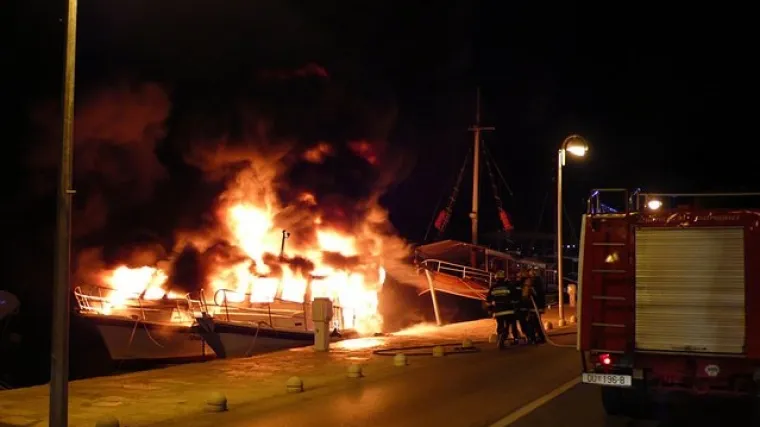 Opušcima zapalili brodice