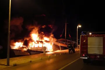 Opušcima zapalili brodice