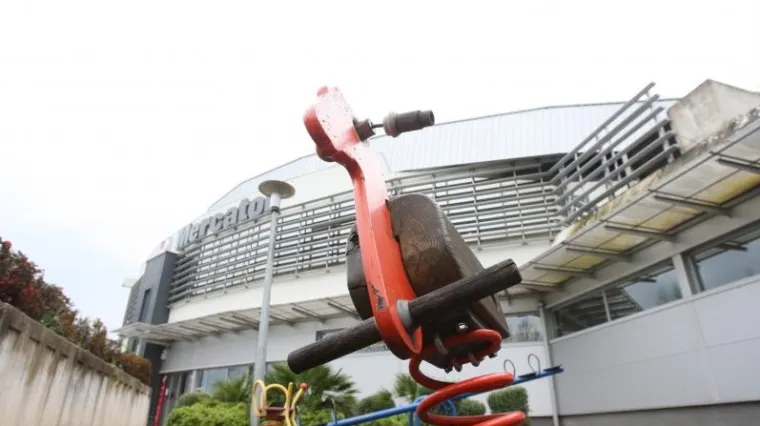 Djevojčici na igrali&scaron;tu otrgnut prst