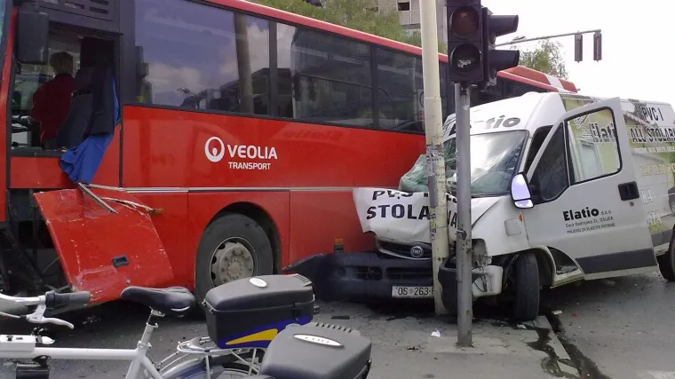 Kombijem se zabio u autobus pa u rasvjetni stup