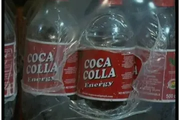 Bolivijac proizvodi sok s kokom