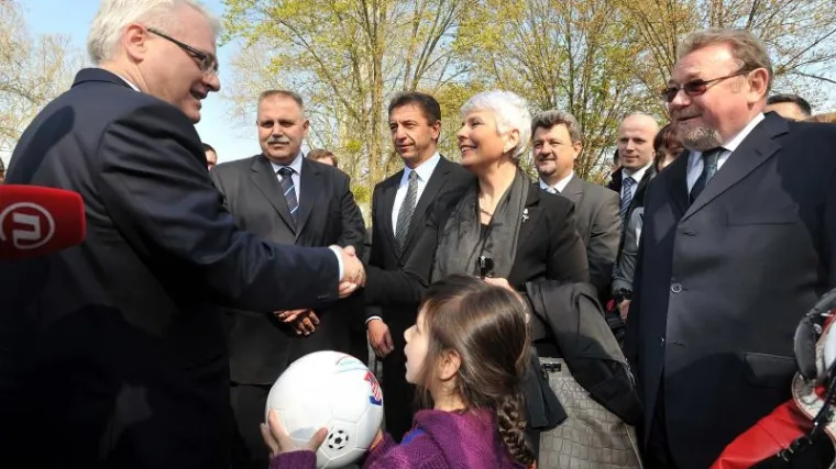 Josipović dočekan pljeskom, a Kosor zvižducima