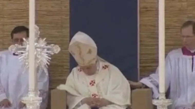 Papa zaspao tijekom mise