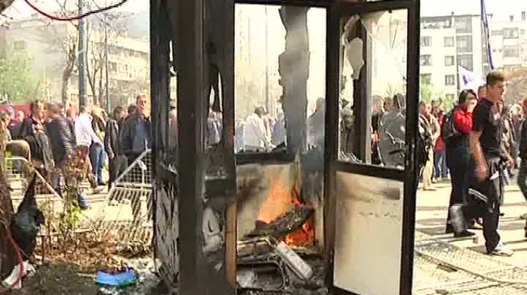 Branitelji kamenovali i tukli policajce