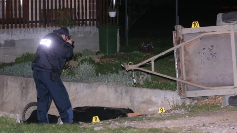 Biciklistkinja zavr&scaron;ila pod otkvačenom kamp kućicom