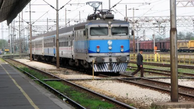 Mladić pao pod vlak i poginuo