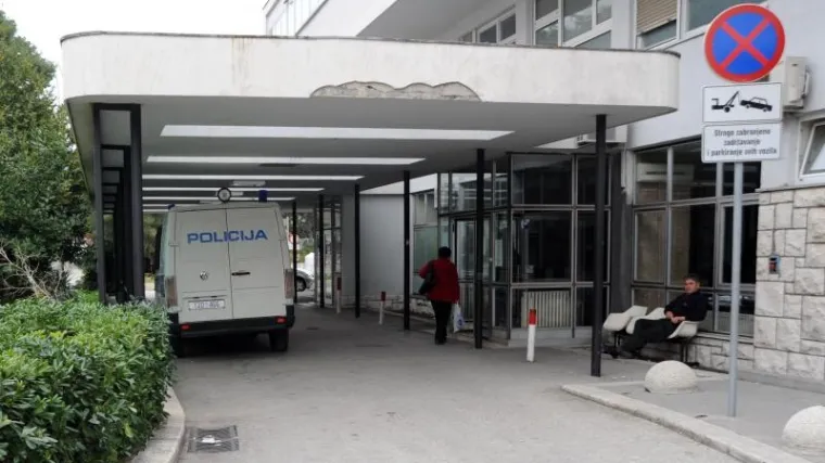 Split: Glavom zapela u rotirajućim vratima