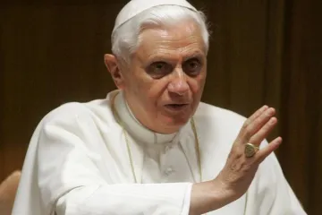 Britanska vlada zbijala šale na Benediktov račun