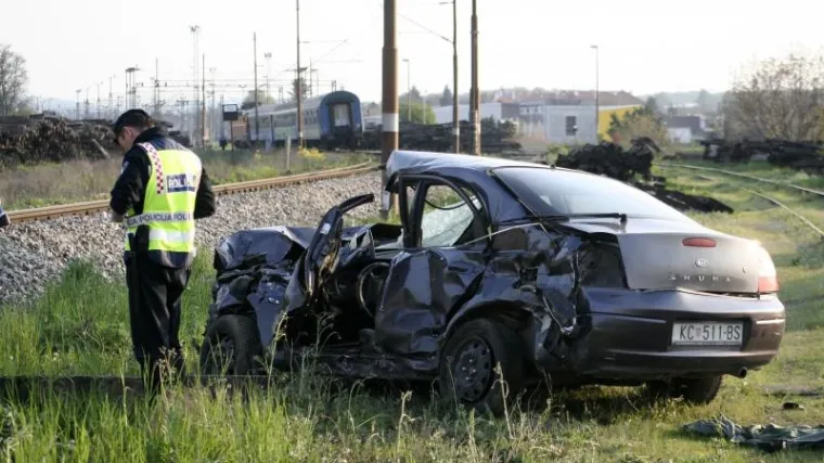 U zdrobljenom autu vozaču slomljena ključna kost