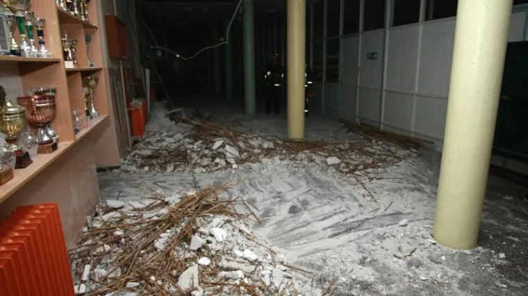 Osijek: Uru&scaron;ila se &scaron;kola, djeca ostala zarobljena