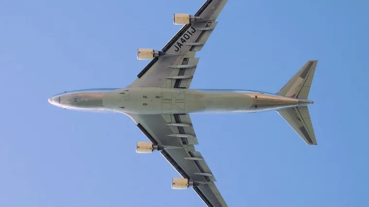 Prijetio bombom pa preusmjerio avion