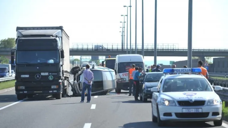 Zbog lančanih sudara kolona duga 20 km