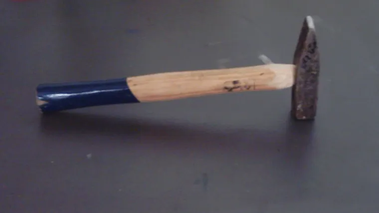 U Kini čekićem napao djecu