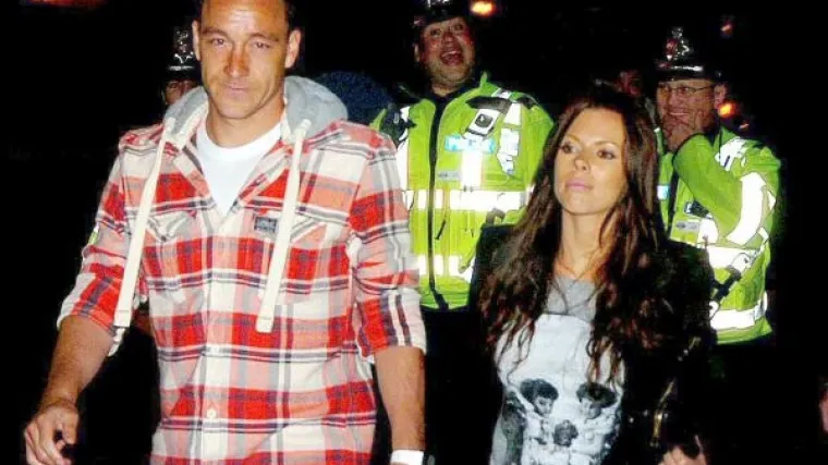 Policajac radi grimase iza Terryjevih leđa