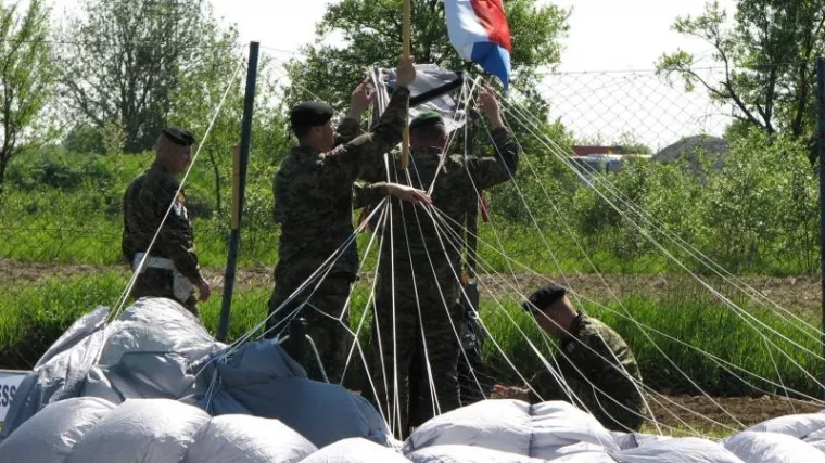 Padobranci padali na sve strane