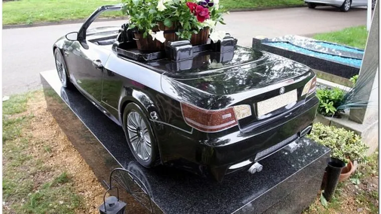BMW umjesto nadgrobne ploče
