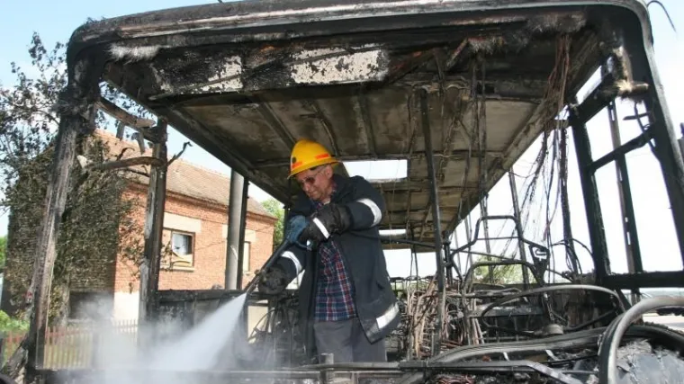 Učenici spašavali glave iz gorućeg busa