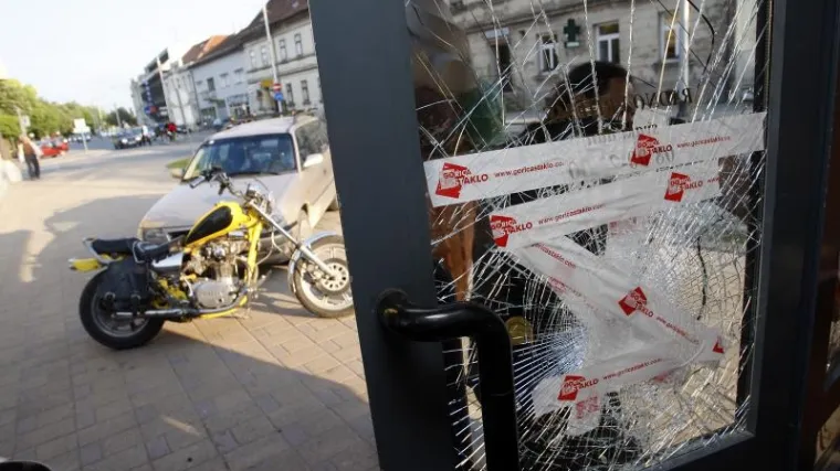 &Scaron;ukerova supruga autom razbila kafić