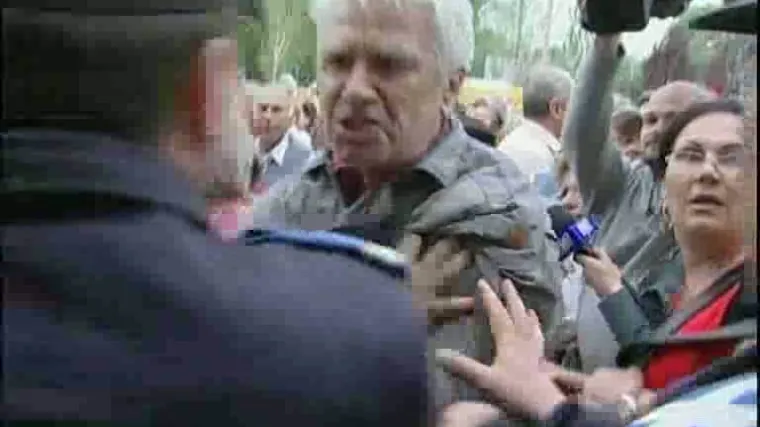 Penzići probijali policijski kordon