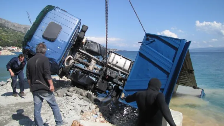 &Scaron;leper se prevrnuo na istovaru i upao u more