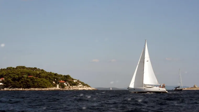 Hvar: Udario gliserom u stijenu