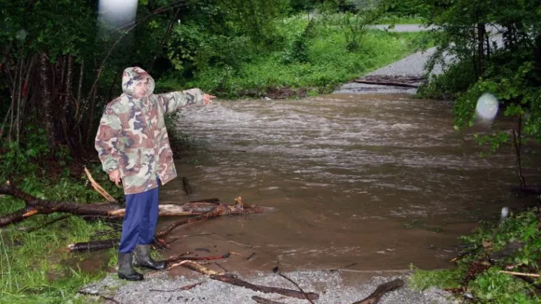 Heroj godine: Policajac iz bujice izvukao oca i curice