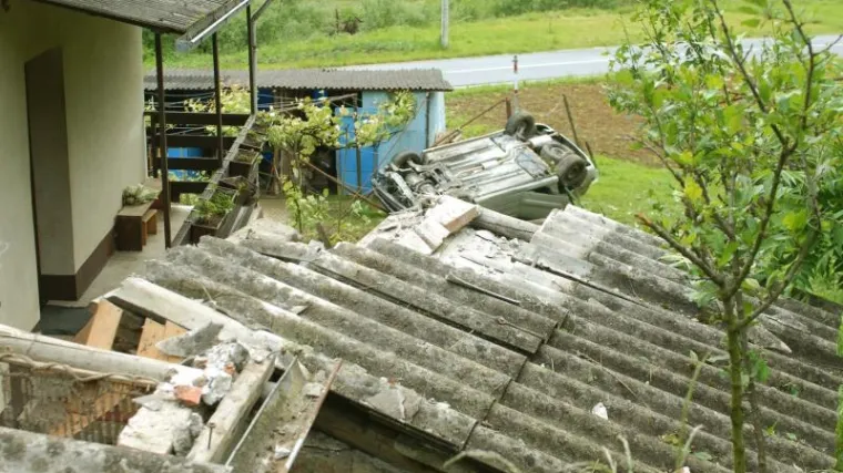 Autom preletjela preko drvarnice