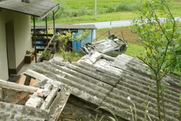 Autom preletjela preko drvarnice