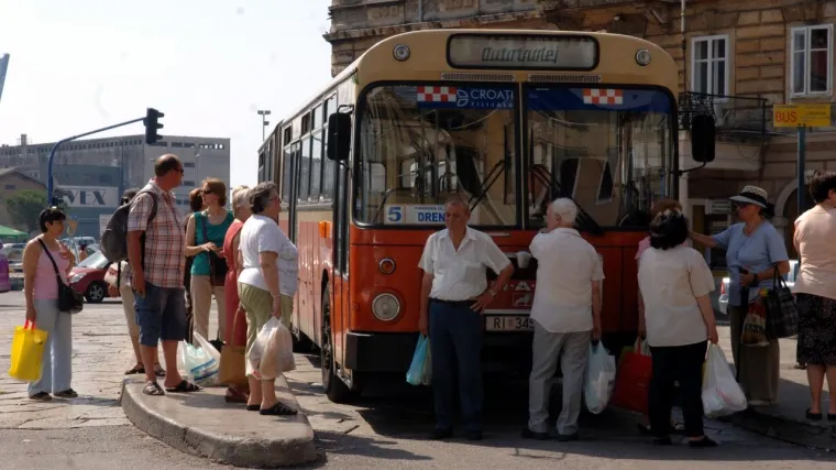HDZ-ovac pipkao studenticu u autobusu