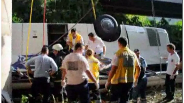 Autobus s ruskim turistima sletio u rijeku