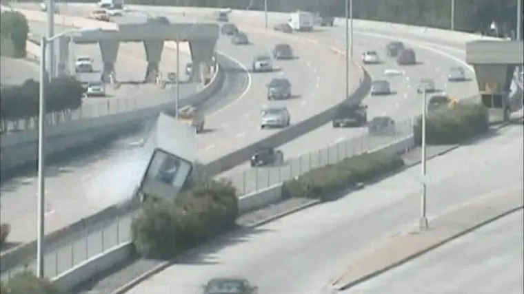 Kamion preletio ogradu autoputa