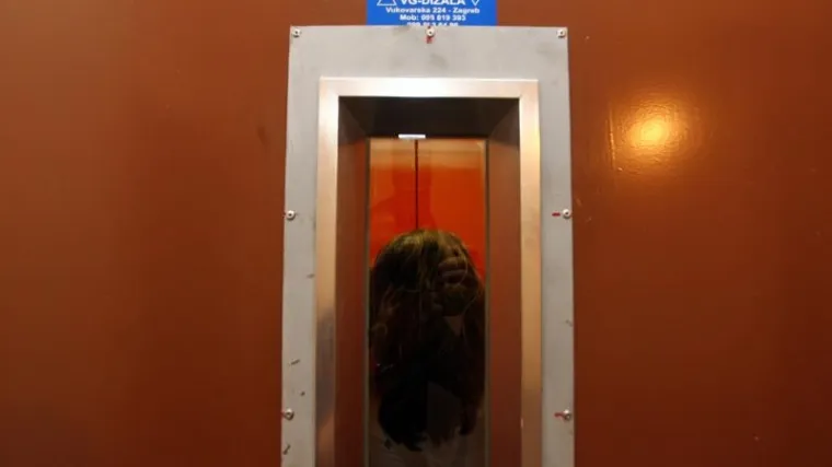 Jadranku Kosor iz lifta izvlačili vatrogasci