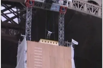 Na rolama skočio s Eiffelovog tornja