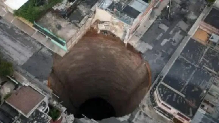 Golema rupa progutala kuću i zgradu