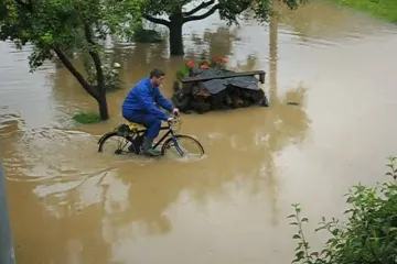 Vozio bicikl po potopljenoj Pleternici