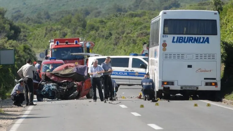 Mladić poginuo u sudaru s busom punim djece