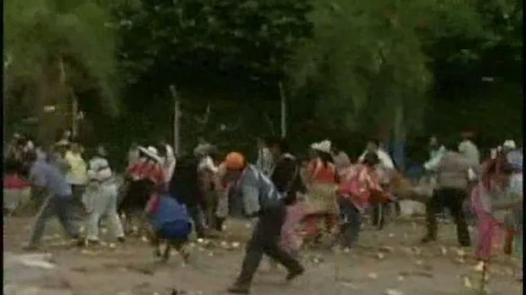 Gnjevne kumice policiju zasule hranom