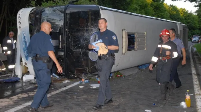 Učenici te&scaron;ko ozlijeđeni u prevrtanju busa!