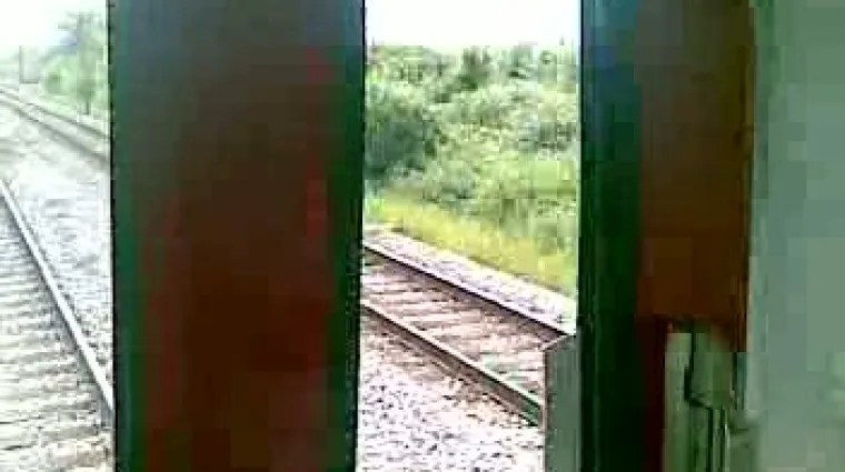 HŽ-ov brzi vlak juri otvorenih stražnjih vrata