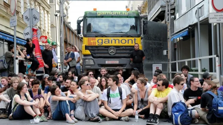 Građani spontano blokirali kamione na Cvjetnom