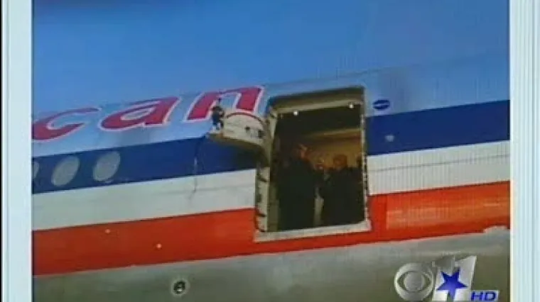 Avionu otpala vrata dok su putnici izlazili