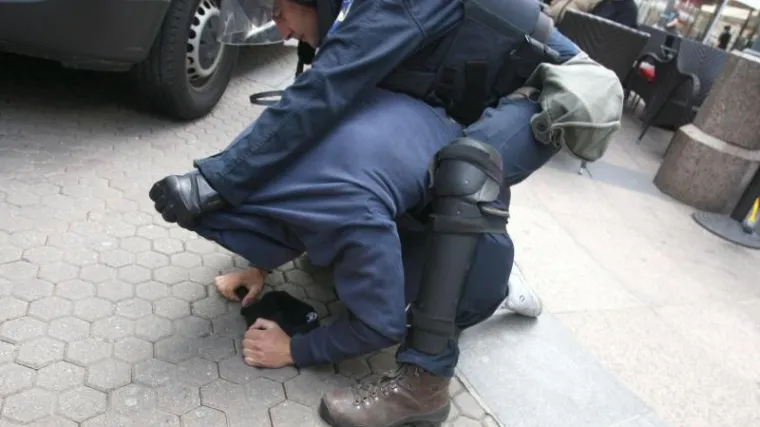 Suspendiran policajac koji je udario napadača