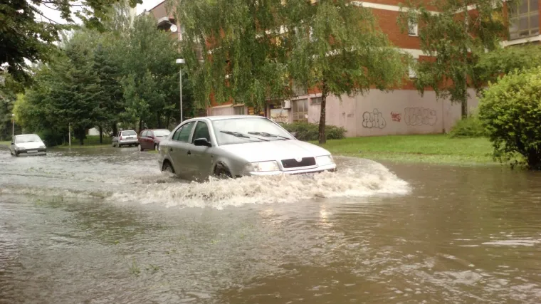 Pola sata ki&scaron;e i Đakovo je pod vodom