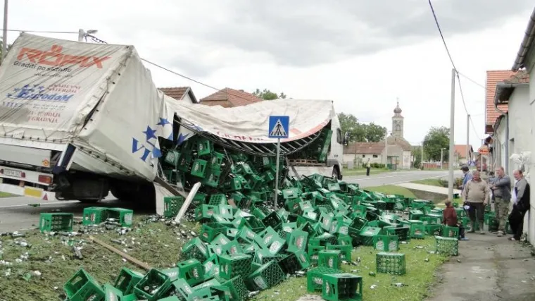Iz &scaron;lepera u kanal izletjela gomila gajbi piva
