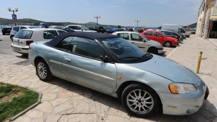 Kabrioletom divljao po rivi i skoro zgazio djecu