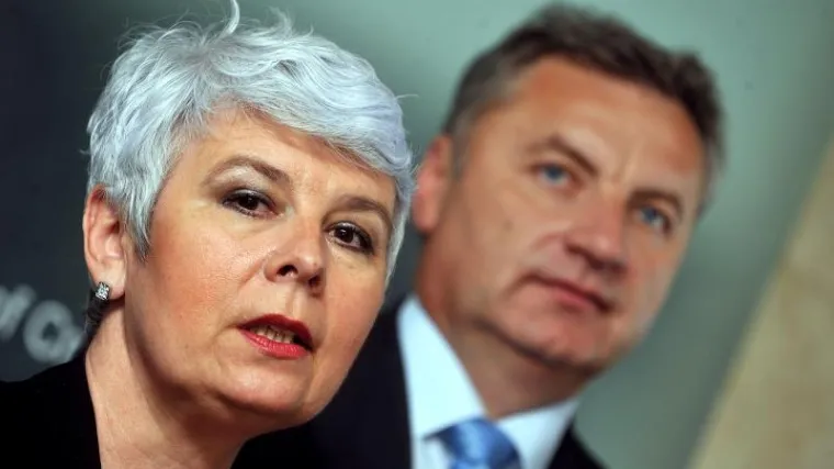 Premijerka nudi ruku pomirenja